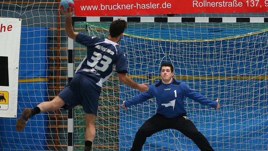 06.12.2014 --- Handball --- Saison 2014 2015 --- Bezirksoberliga BOL Männer /  Herren : HG Zirndorf - HG/HSC Fürth --- Foto: Sport-/Pressefoto Wolfgang Zink /  JüRa --- ....Andreas Gramlich (33, HG/HSC Fürth, links) gg Wolf-Dieter Hagen  (1, HG Zirndorf, rechts)