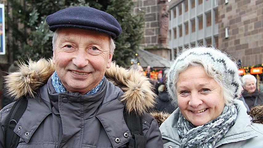 Karl-Heinz (68) und Ursula (64) kommen aus Seligenstadt bei Frankfurt und sind gerade auf der Rückreise von Salzburg. "Im Vergleich zu Salzburg ist die Umgebung des Nürnberger Christkindlesmarkts schöner", findet Ursula: "Ich habe mir hier zwei kleine Holzengel gekauft. Von denen habe ich eine Sammlung. Ich habe mich gefreut, denn in Salzburg gab es die nicht."