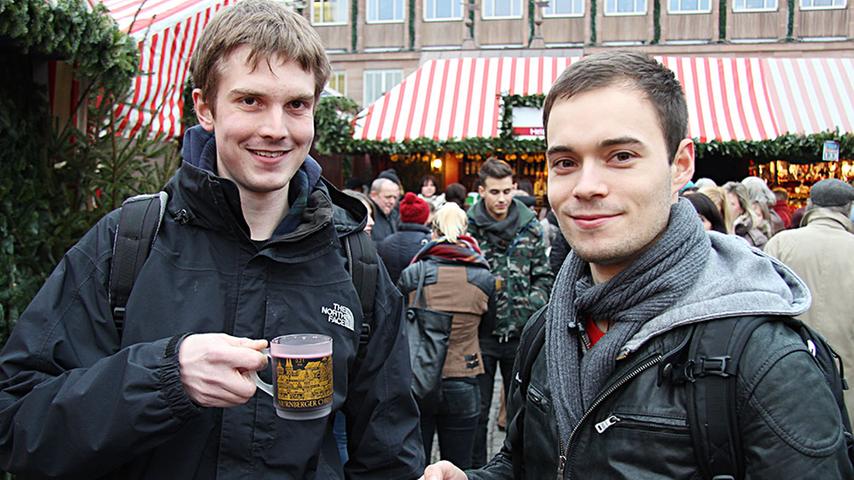 Christopher (21) aus Kulmbach und Vincent (23, rechts) aus Bamberg sind wegen der Berufsschule in der Stadt. "Wir haben frei, also haben wir uns gedacht, wir schauen mal auf eine Tasse Glühewein vorbei", sagt Vincent: "Hier gibt es eine größere Auswahl als in Bamberg. An meinem heimischen Weihnachtsmarkt mag ich aber, dass er weniger überlaufen und deswegen lauschiger ist."