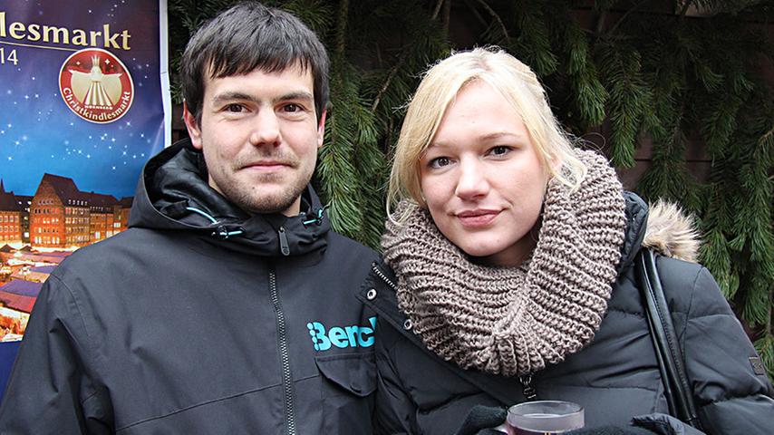 Die Tübinger Marco (27) und Nicole (25) sind zum ersten Mal hier. "Wir haben natürlich schon viel vom Nürnberger Christkindlesmarkt gehört und unsere Erwartungen wurden bis jetzt erfüllt", sagen sie: "Wir sind aber gerade erst angekommen und wärmen uns erst einmal bei einer Tasse Glühwein auf."