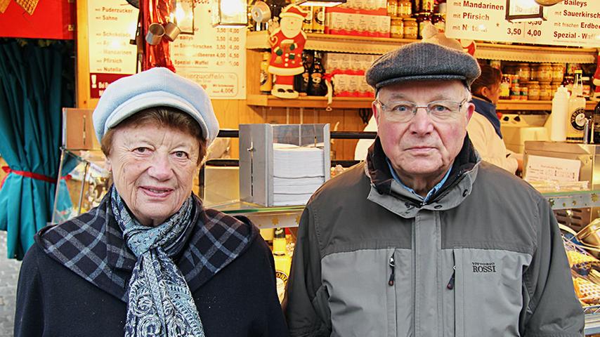 Die Geschwister Lilo (81) und Herbert (75) kommen beide aus Nürnberg, Herbert wohnt allerdings mittlerweile in Pegnitz. "Als Nürnberger muss man eigentlich einmal im Jahr auf den Christkindlesmarkt", meint Lilo: "Ich komme immer her, um 'Drei im Weggla' zu essen, die Krippe anzuschauen und beim Stand der Sternstunden etwas zu kaufen."