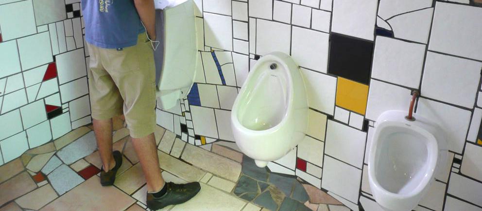 Nicht immer ist ein geeigneter Ort zum Urinieren zur Stelle, wenn man ihn braucht - wie hier in einer von Friedensreich Hundertwasser gestalteten Toilette im neuseeländischen Örtchen Kawakawa.