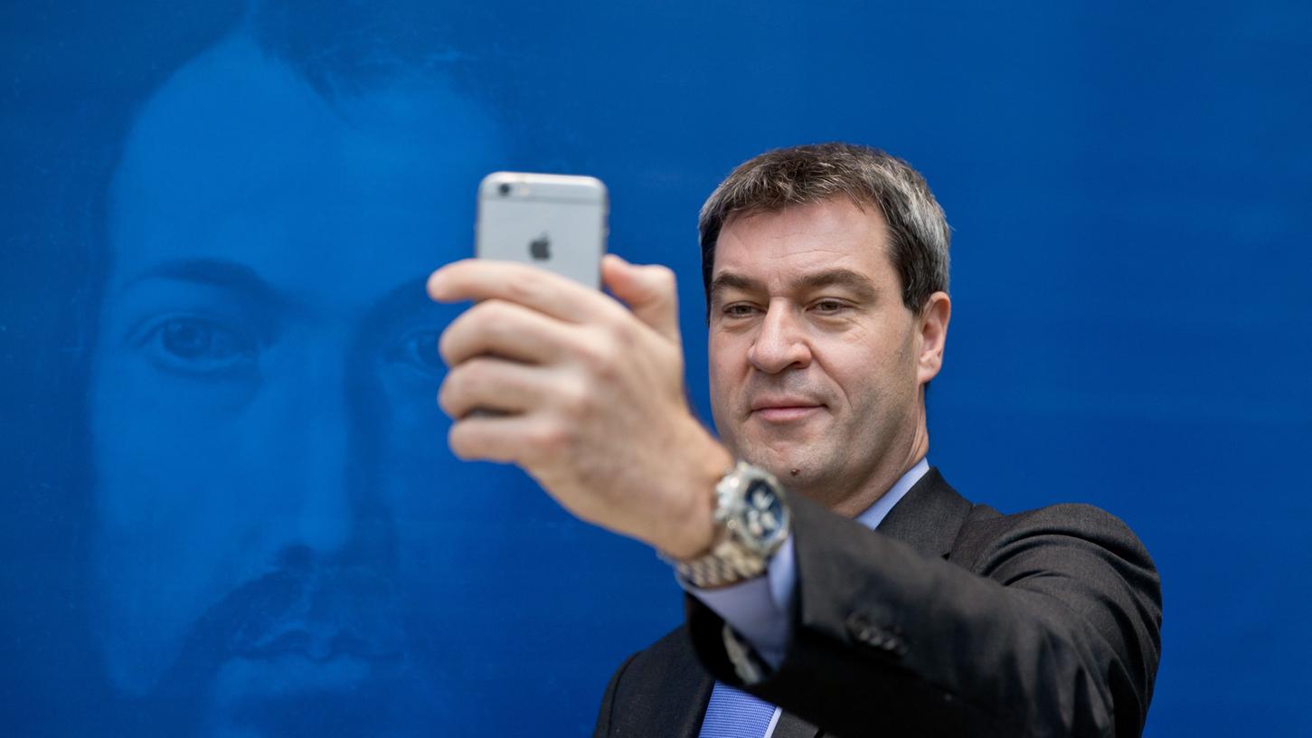 Ein Selbstportrait vor einem Selbstportrait: Finanzminister Markus Söder machte zusammen mit dem falschen Dürer ein Selfie.