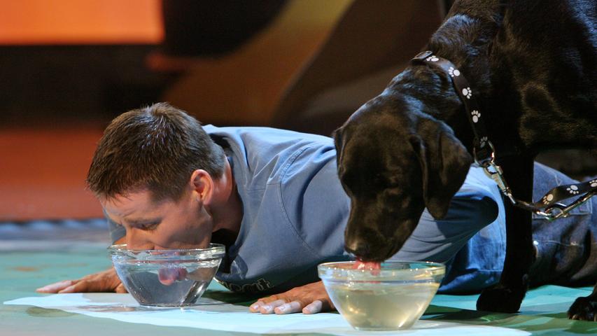 Tim Vetter wettete 2007 in Leipzig, in 90 Sekunden mehr Wasser aus einem Hundenapf zu schlabbern als sein Labrador Lucky. Er verlor zwar seine Wette, eroberte aber die Herzen der Zuschauer - und wurde trotzdem Wettkönig.