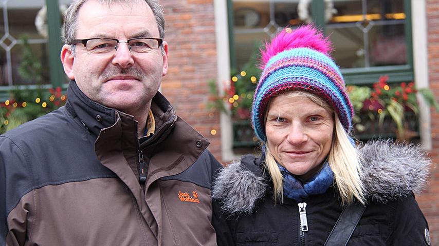 Mit dem Auto haben sich Doris (45) und Matthias (50) von Fulda auf den Weg nach Nürnberg gemacht. "Es gibt hier einige schöne Stände, vor allem aber Essen und Trinken", stellen sie fest. "Außerdem fehlt uns ein bisschen die Weihnachtsmusik. Vor allem die Kinderweihnacht gefällt uns aber sehr gut."