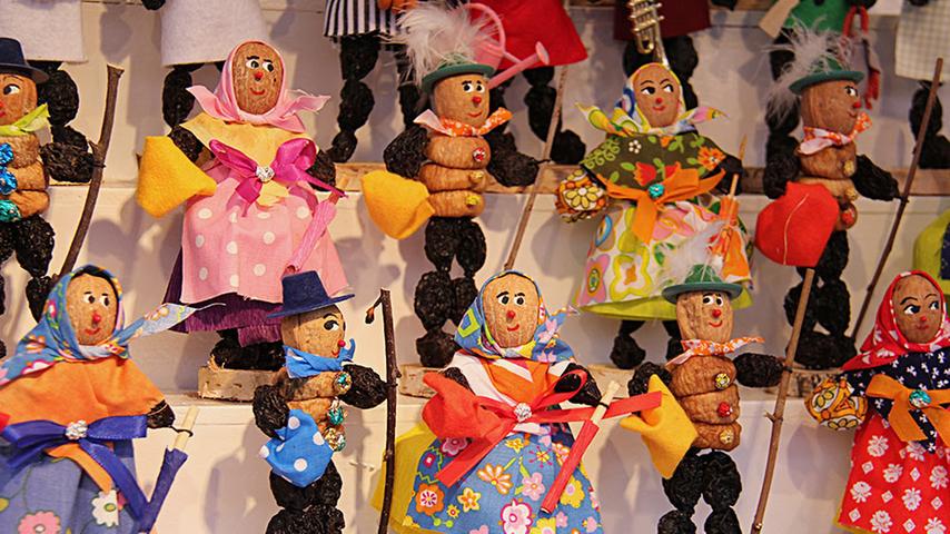 Sie stehen für den Nürnberger Christkindlesmarkt: die Zwetschgenmännle. Die beliebten Figuren aus Dörrzwetschgen gibt es in etwa 350 verschiedenen Ausführungen. Von "Nackerte" über "Liebespärchen" bis zum "Schlotfeger" ist alles mit dabei.