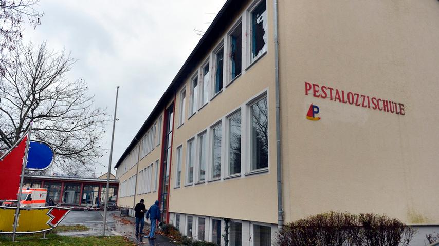 Der Spuk in der Pestalozzischule in Erlangen begann am Donnerstag gegen 14 Uhr. Ein 24-Jähriger betrat...