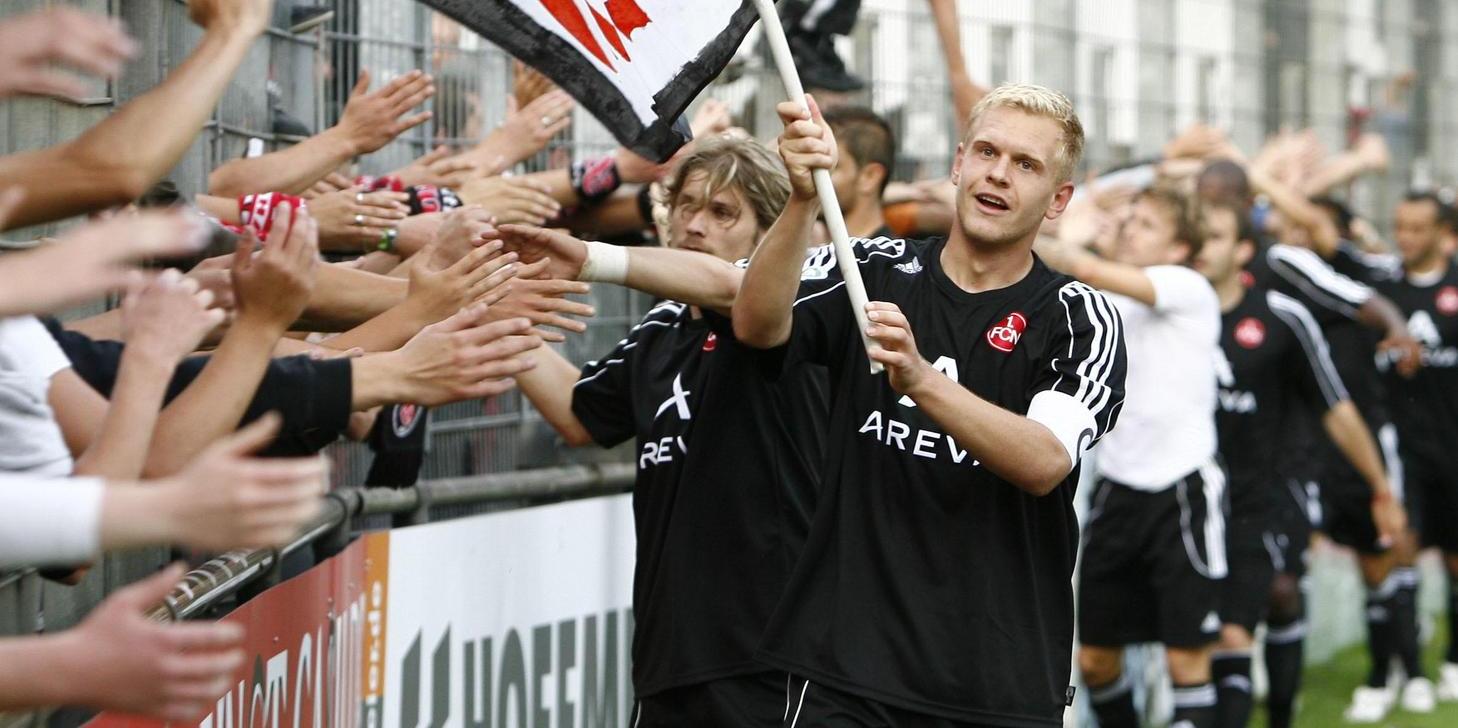 Mannschaft und Fans ausnahmsweise einmal vereint im "richtigen" Ahlen: Andreas Wolf und Kollegen feiern 2008 im Wersestadion.
