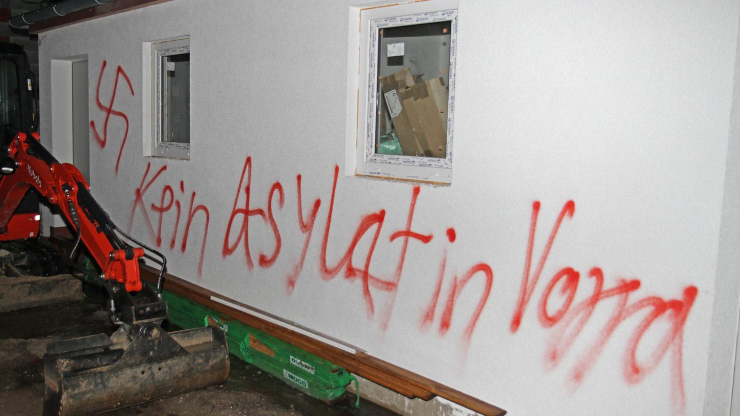 "Kein Asylat in Vorra" sprühten die Täter auf die Wand, um die Ermittler auf eine falsche Fährte zu locken.