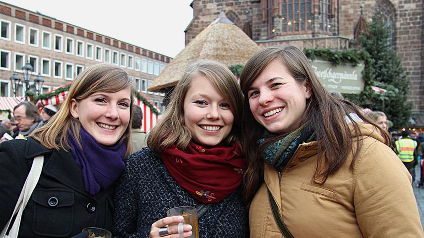 Theresa (23), Lisa (23) und Patricia (24) sind einen Tag lang in Nürnberg. Die Studentinnen brauchten eine Pause in der Prüfungszeit und haben sich kurzerhand entschlossen, zum Christkindlesmarkt zu fahren. "Wir finden es wirklich schön hier, aber für Vegetarier gibt es  hier leider nicht so viel."