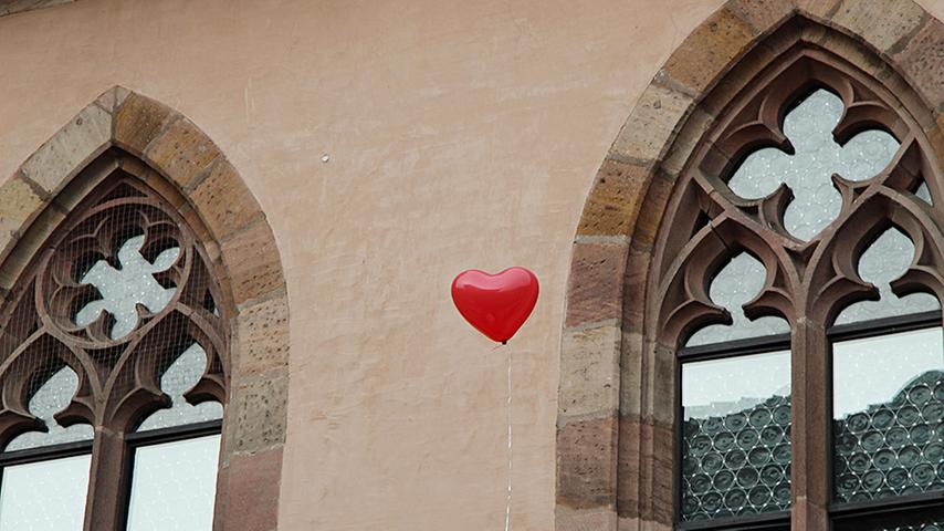 Auf dem Markt der Partnerstädte wurden heute einige Herz-Luftballons gen Himmel geschickt.