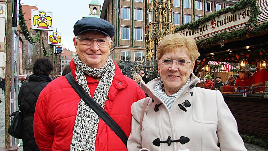 Sandra (70) und John (74) sind zum ersten Mal in Nürnberg. "Wir sind große Deutschland-Fans", sagt Sandra. Für ihre Goldene Hochzeit haben sie sich deshalb etwas ganz Besonderes überlegt: Vier Tage lang nehmen sich die beiden Zeit, den Christkindlesmarkt und die Stadt zu entdecken. "Hier kommt man schon richtig in Weihnachtsstimmung", freut sich Sandra.