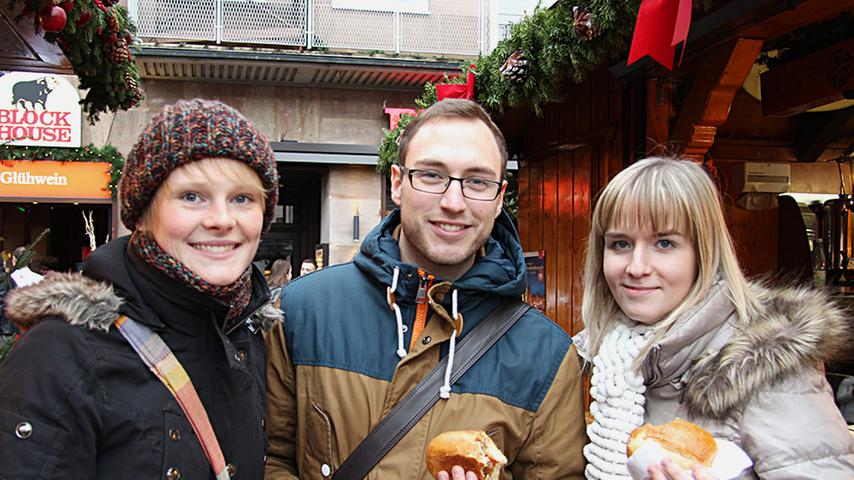 Zusammen mit Freundin Marketa (24, rechts) aus Tschechien besuchen die Passauer Studenten Louisa (23) und David (24) den Nürnberger Christkindlesmarkt. Dass es an den zahlreichen Ständen so viel zu sehen gibt, gefällt den dreien besonders gut. "Es ist nur ziemlich schade, dass alles so teuer ist", findet Louisa.