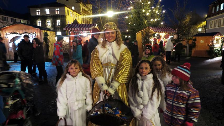 Einen alten Hasen im Christkind-Geschäft trifft man auf dem Weihnachtsmarkt in Treuchtlingen an: Sabrina Baumgärtl bestreitet mit gerade einmal 19 Jahren bereits ihre siebte Amtszeit.