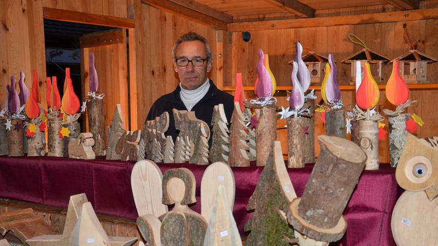 Weihnachtliches aus Holz: Wolfgang Conrad verkauft Handgemachtes aus Muhr am See.