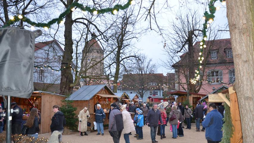 Gelungenes Ambiente: Der Weihnachtsmarkt hat am Falkengarten einen guten Standort gefunden.