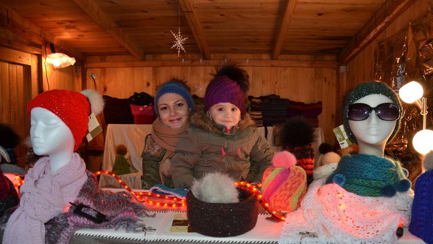 Wärmendes für die Ohren: Sarah Lutz und Tochter Mia (5) verkaufen Wollmützen - allesamt handgestrickt.