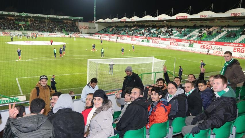 Herzlich Willkommen im Ronhof: In Zusammenarbeit mit der Caritas ermöglicht die Spielvereinigung einigen Flüchtlingen den Stadionbesuch.
