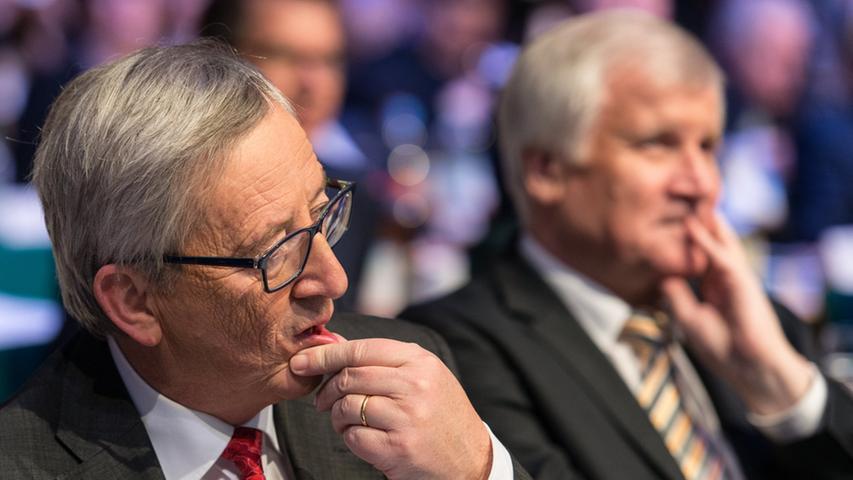 EU-Kommissionspräsident Jean-Claude Juncker (l) und der CSU-Parteivorsitzende  Horst Seehofer (CSU) hören am 12.12.2014 in Nürnberg (Bayern) beim  CSU-Parteitag der Rede der Bundeskanzlerin zu. Vom 12.-13.12.2014 findet in  Nürnberg der CSU-Parteitag statt. Foto: Patrick Seeger/dpa +++(c) dpa -  Bildfunk+++