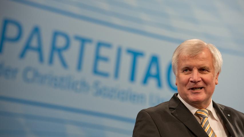 Der bayerische Ministerpräsident Horst Seehofer (CSU) steht am 12.12.2014 in  Nürnberg (Bayern) beim CSU-Parteitag auf der Bühne. Foto: Sven Hoppe/dpa +++(c)  dpa - Bildfunk+++