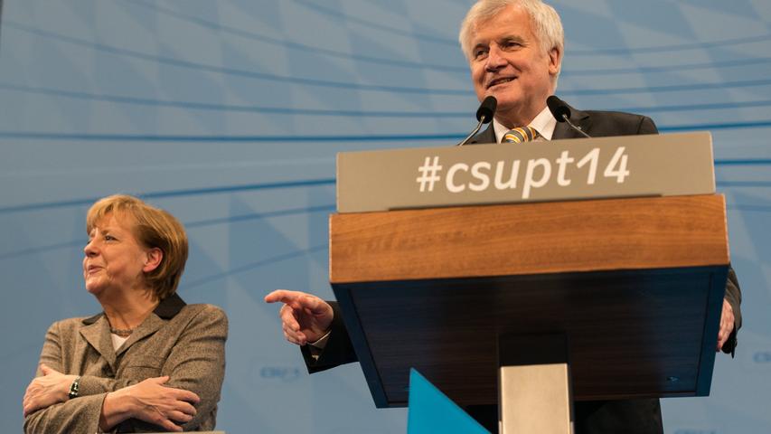 Bundeskanzlerin Angela Merkel (CDU) und Parteivorsitzender Horst Seehofer (CSU)  sprechen am 12.12.2014 in Nürnberg (Bayern) beim CSU-Parteitag zu den  Delegierten. Vom 12.-13.12.2014 findet in Nürnberg der CSU-Parteitag statt.  Foto: Patrick Seeger/dpa +++(c) dpa - Bildfunk+++