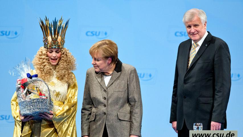Weihnachtlicher Besuch auf dem CSU-Parteitag 2014 in Nürnberg: Christkind Teresa Treuheit übergab der Bundeskanzlerin einen Geschenkkorb.