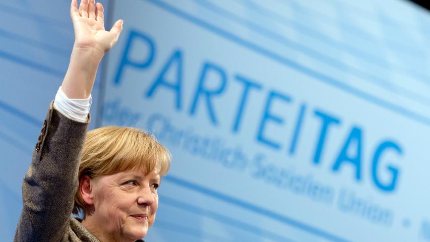 Bundeskanzlerin Angela Merkel (CDU) winkt am 12.12.2014 in Nürnberg (Bayern)  beim CSU-Parteitag nach ihrer Rede. Foto: Sven Hoppe/dpa +++(c) dpa -  Bildfunk+++