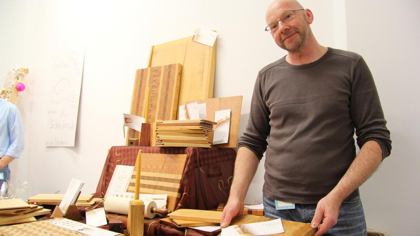 Axel Ehrlinger besitzt eine Schreinerei, die er als Familienbetrieb führt. Eigentlich stellt er hauptsächlich Möbel her, was dabei übrig bleibt, verwandelt er weiter in Gebrauchs- und Dekorationsgegenstände. Bei ihm gab es zum Beispiel Schneidebrettchen, Kerzenständer oder Nudelhölzer. Sein Holz bezieht Axel aus dem nahegelegenen Steigerwald, er lebt in Vestenbergsgreuth.