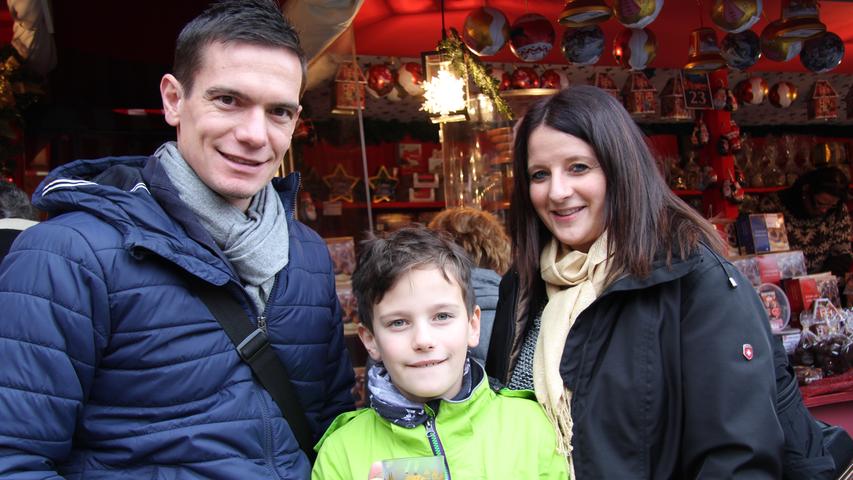 "Wir fahren jedes Jahr auf einen Weihnachtsmarkt", erzählen Christian (35), Valentino (10) und Simone (39) aus Passau. "Dieses Jahr fehlt nur leider noch der Schnee", sagt Simone.