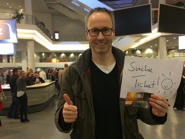 Er hat es tatsächlich geschafft! Andi (43) hat unmittelbar vor der Show noch eine der begehrten Eintrittskarten ergattert. Er hat es tatsächlich geschafft! Andi (43) hat unmittelbar vor der Show noch eine der begehrten Eintrittskarten ergattert.