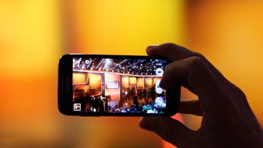 Viele Zuschauer machten Erinnerungsfotos aus dem Publikum - ein Stück Fernsehgeschichte auf dem Handy gespeichert.