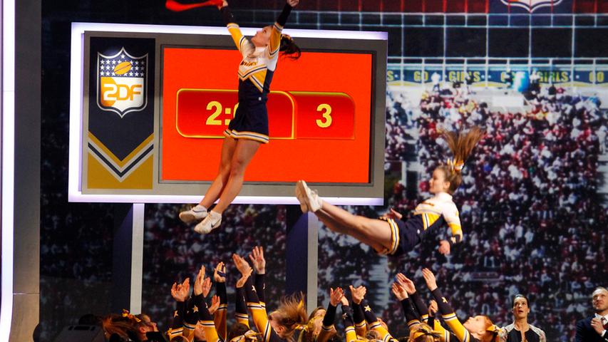 Die erste Wette des Abends: Cheerleader hängen Wäsche auf einer Leine in fünf Metern Höhe auf.