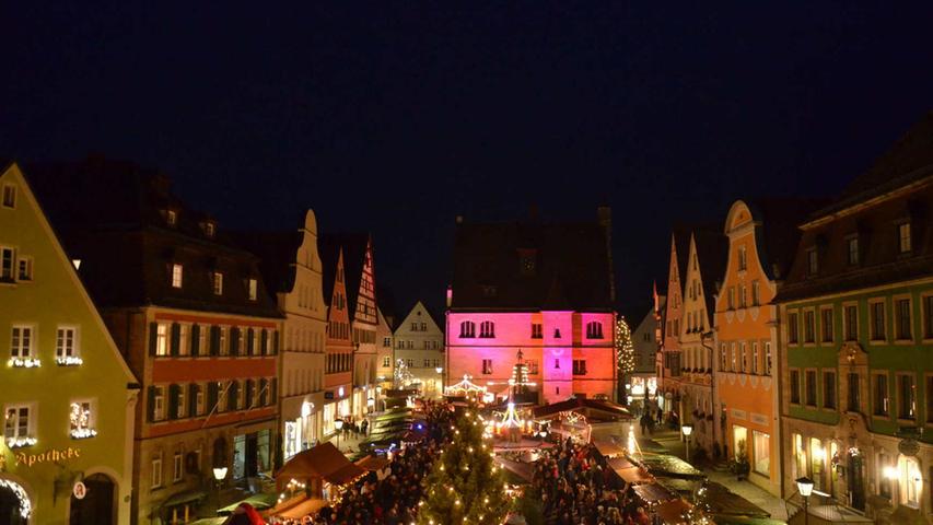 Tolle Kulisse: Der Weißenburger Weihnachtsmarkt am Marktplatz besticht vor allem durch das Ensemble der umliegenden, barocken Häuser.