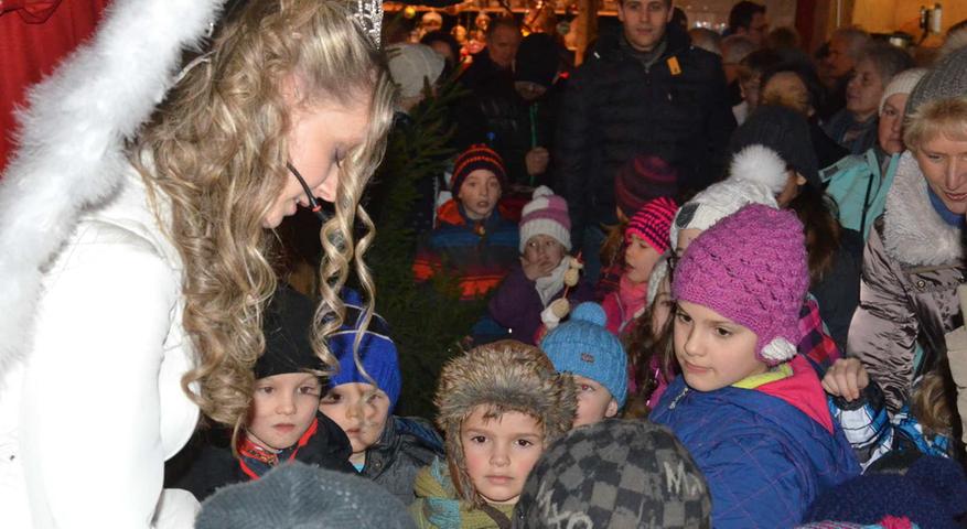Beliebt bei Kindern: Das Weißenburger Christkind verteilte nach ihrem Prolog kleine Geschenke bei den Kindern.