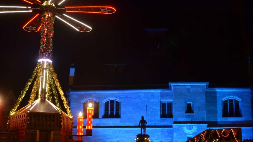 Stimmungsvoll beleuchtet: Das Gotische Rathaus wird in abwechselnden Farben ins Szene gesetzt. Bis zum 21. Dezember findet man in Weißenburg alles, was zu einer fränkischen Weihnacht dazu gehört: Bratwurst und Glühwein, Glitter und Geschenke.