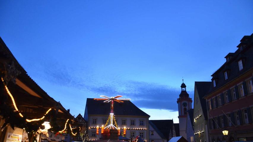 Lichterglanz: Inmitten des Marktes sorgt die Weihnachtspyramide für einen Hingucker.