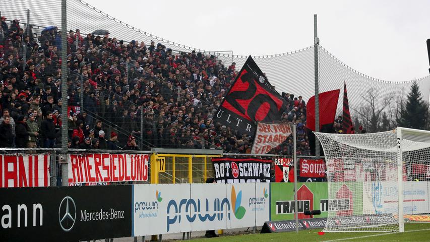 Tausende Fans haben den Weg auf die Ostalb gefunden, wollen ihren 1. FC Nürnberg zum zweiten Auswärtssieg der Saison tragen. "Wir freuen uns über die Unterstützung - und wollen gerade jetzt etwas zurückgeben", sagte FCN-Trainer Weiler noch vor der Partie.