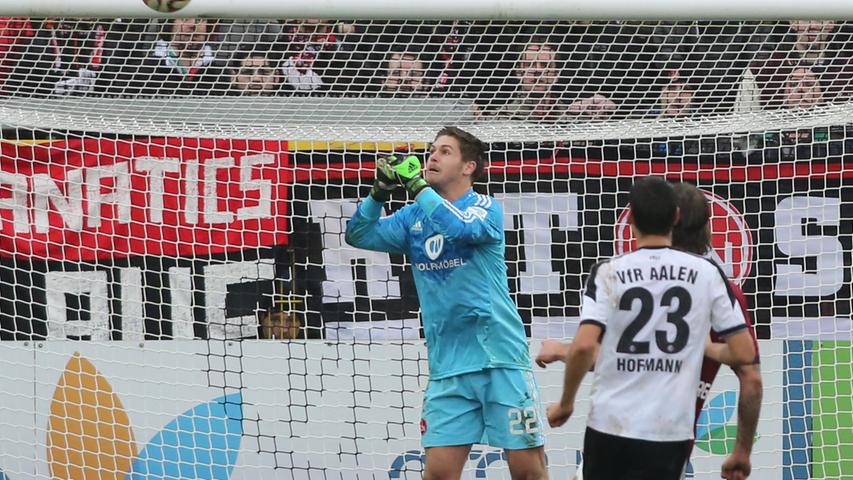 Erst kurz vor der Halbzeit gerät der 1. FC Nürnberg noch einmal unter Druck. Hovland trifft den Ball nicht richtig, bringt ihn aufs eigene Tor - doch Rakovsky ist zur Stelle und verhindert Schlimmeres.