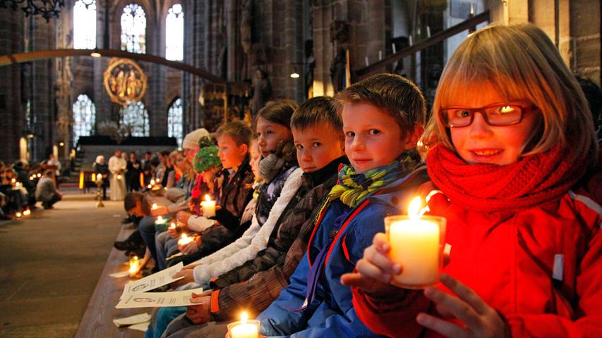 Friedenslicht in Nürnberger Lorenzkirche verteilt