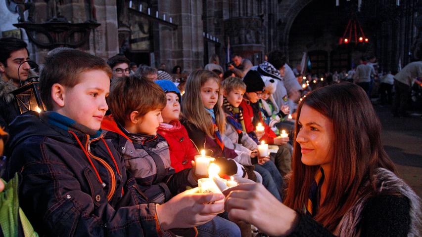 Friedenslicht in Nürnberger Lorenzkirche verteilt