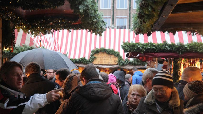 Der Regen schien die Besucherströme nicht aufzuhalten: Mit Schirmen bewaffnet wärmten sie sich an den zahlreichen Glühwein- und Essensständen wieder auf.