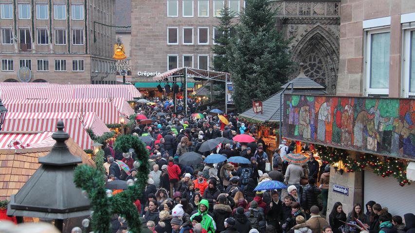 Am dritten Advent wurde es voll auf dem Nürnberger Christkindlesmarkt. Der Regen schien die zahlreichen Besucher nicht von Glühwein und fränkischen Bratwürsten abhalten zu können. Das Café Alex  stellte einen guten Aussichtspunkt dar, um einen Eindruck von dem bunten Treiben zu erhalten.