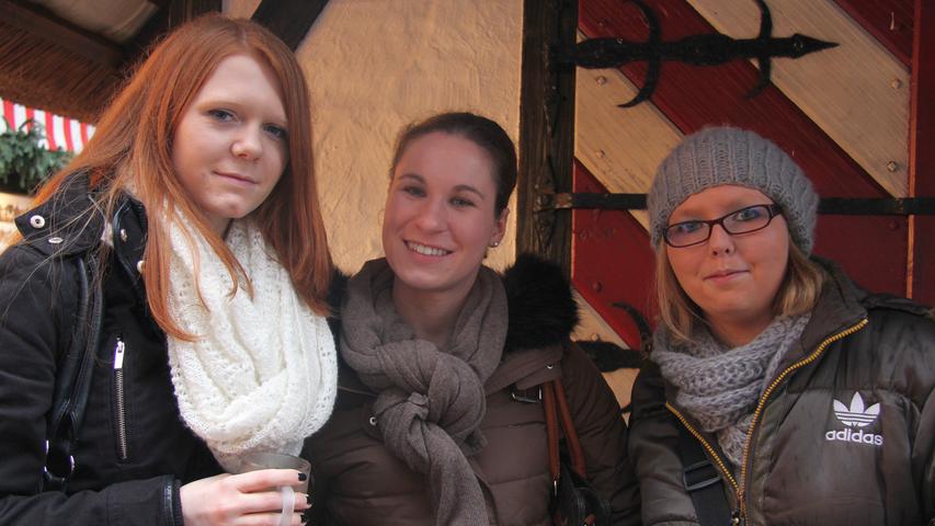 Die Freundinnen Sabrina (19), Luisa (20) und Stefanie (19, von links) kennen sich aus dem Kindergarten und wohnen in Würzburg und Ingolstadt. Den Christkindlesmarkt nehmen sie als Anlass, sich wieder einmal zu treffen. "Wir mögen das Ambiente und auch die kleinen Läden um den Markt herum. Die Stände und Buden mit ihrer Weihnachtsdeko versetzen uns einfach in Weihnachtsstimmung", schwärmen sie.