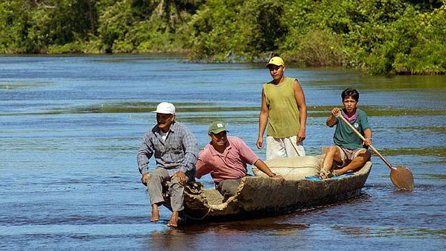 Einheimische Kakaobauern sammeln die wilden Kakaofrüchte auf den bolivianischen Waldinseln in der Beni-Savanne. Nur mit dem Kanu erreichen sie ihr Sammelgebiet.