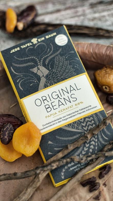 In den Regenwäldern Papuas hat Original Beans in Zusammenarbeit mit dem WWF den hier verwendeten Kakao wiederentdeckt. Es handelte sich um eine seit der holländischen Kolonialzeit verschollene Sorte, die der Schokolade einen milden Birnen- und Trockenfruchtgeschmack verleiht.