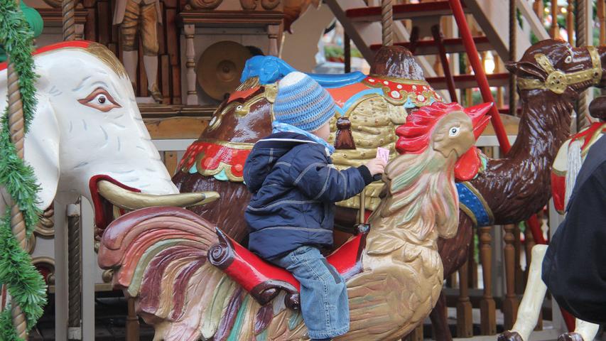 Eine Fahrt mit dem Etagenkarussell auf der Nürnberger Kinderweihnacht gehört bei Kindern immer wieder zu einem der vielen Highlights.