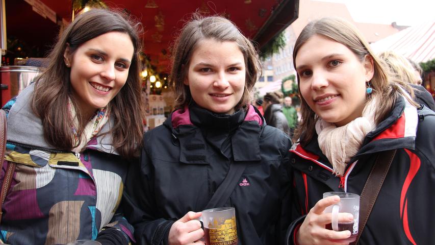 Die drei Freundinnen Sandra (22), Jasmin (21) und Johanna (23, von links) kommen aus Ingolstadt. Johanna kennt den Christindlesmarkt schon, ihre beiden Freundinnen sind zum ersten Mal da. "Der Markt gefällt uns wirklich gut und die Stände mit den vielen verschiedenen weihnachtlichen Dingen versetzen uns auch ohne Schnee in Weihnachtsstimmung. Es gibt hier einfach Sachen, die es nirgends anders gibt, wie zum Beispiel die Zwetschgenmännla", erzählen sie. Johanna findet es außerdem toll, dass es einen extra Weihnachtsmarkt für die Kinder gibt.