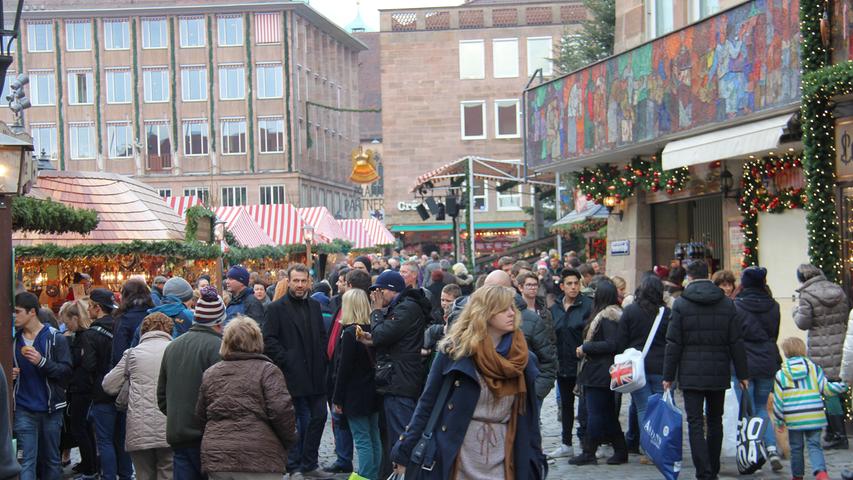 Auch am Montag lockte der Christkindlesmarkt wieder viele Besucher aus aller Welt nach Nürnberg. Dennoch ging es zwischen den Buden ruhiger zu als noch am Wochenende, was viele Gäste begrüßten.