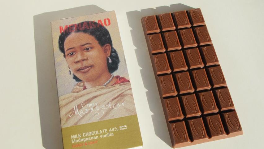 Die Vollmilchschokolade hat eine besondere Geschmackskomposition anzubieten. Trotz Milchzugabe kommt die Fruchtsäure des madagassischen Kakaos gut zum Ausdruck.