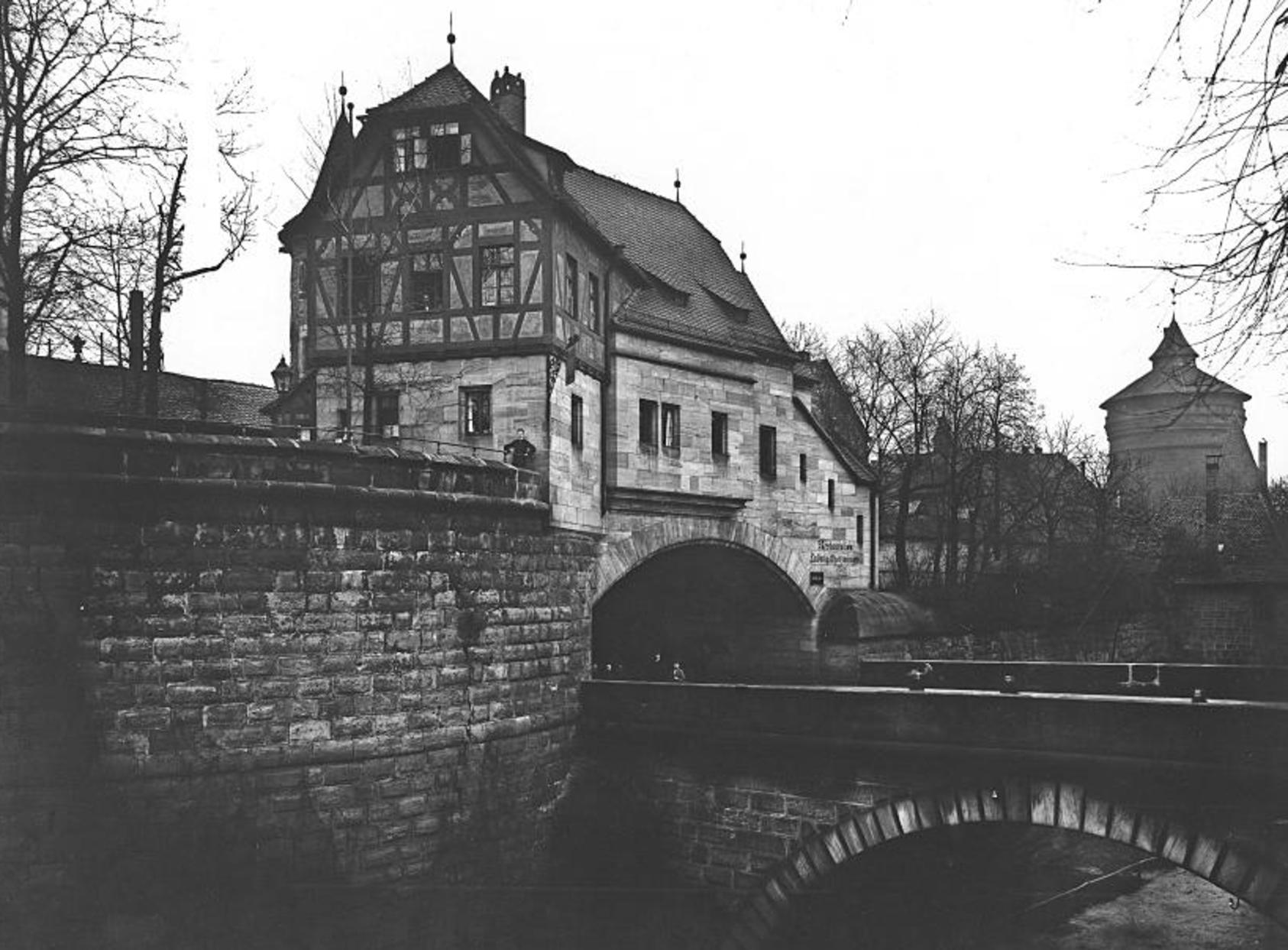 Der Ludwigstorzwinger war einst ein beliebtes Ausflugsziel für Nürnberger Familien. Architekt Conradin Walther baute 1898 das schmucke Restaurantgebäude auf die Stadtmauer. Im Zweiten Weltkrieg wurde es beschädigt und schließlich im Jahr 1961 abgerissen – vielleicht auch wegen seiner dunklen Vergangenheit, denn: er war ein Nazi-Treffpunkt. Sie planten, die Gastwirtschaft nach dem Zweiten Weltkrieg in ein "Kameradschaftsheim" mit Appellplatz, Studierstuben und Biergarten umzugestalten, inklusive "Julius Streicher Saal". Detaillierte Bauzeichnungen aus dem Jahr 1939 finden sich im Stadtarchiv. Der Zweite Weltkrieg verhinderte jedoch die Umsetzung.
